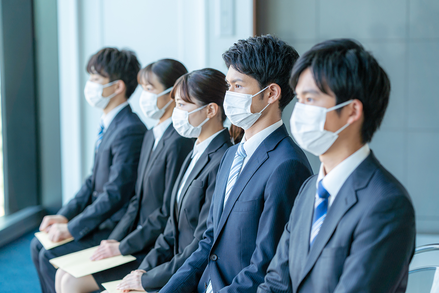 マスクを着けている男性の写真